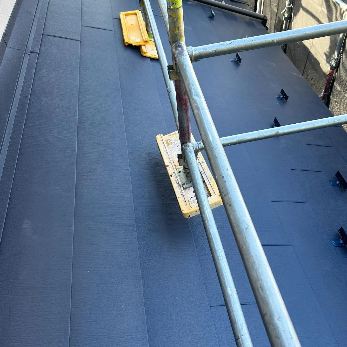 栃木県での住宅の屋根リフォーム工事では、耐久性を高めるため、...