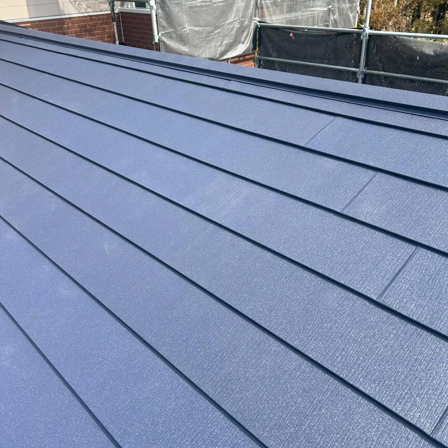 栃木県での住宅の屋根リフォーム工事では、耐久性を高めるため、...