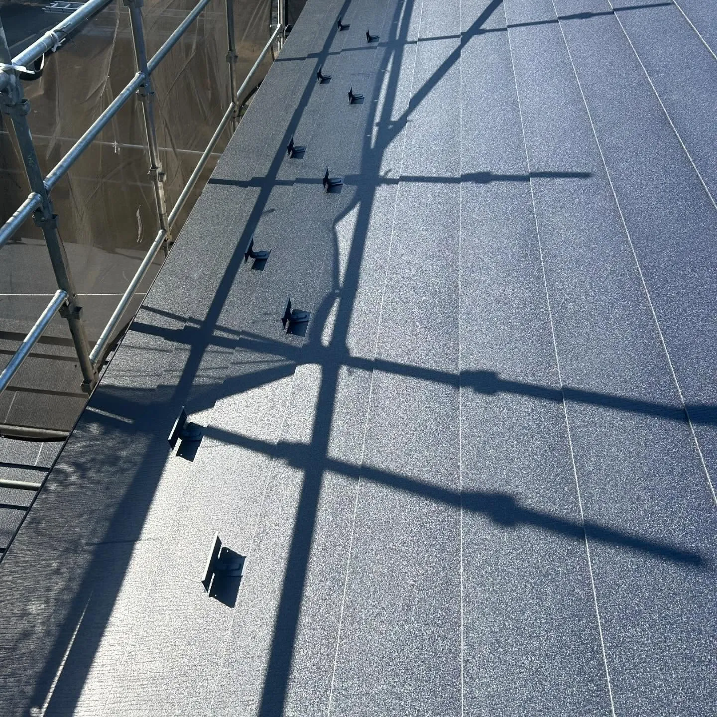 栃木県での住宅の屋根リフォーム工事では、耐久性を高めるため、...